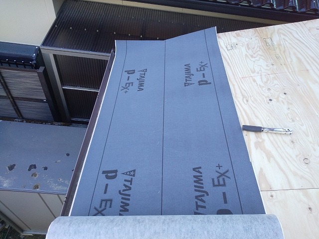 防水シートの張り付け